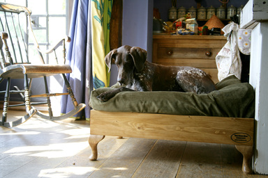 raised, pine dog bed, queen Anne Legs